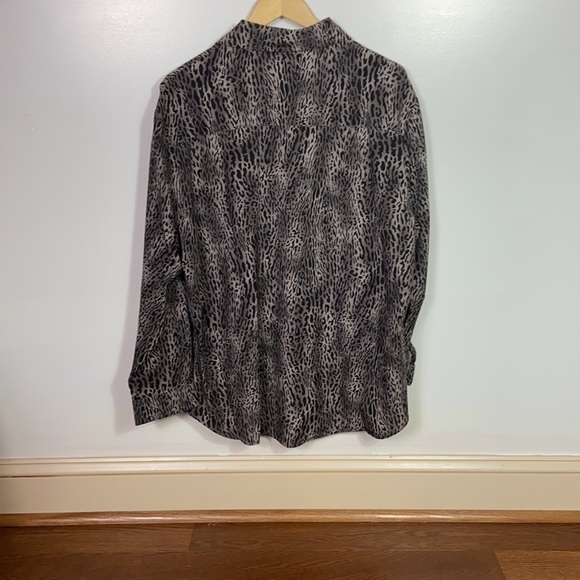 animal Print buttondown by POL - Picture 3 of 4
